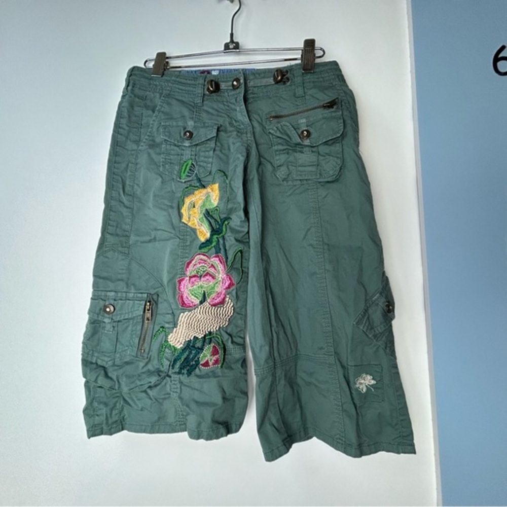 Candie's Green and Pink Cargo Shorts with Floral Embroidery Juniors Size 1- XS‎